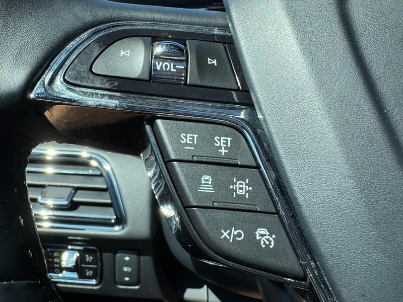 Lincoln Navigator L Vehicle Full-screen Gallery Image 18