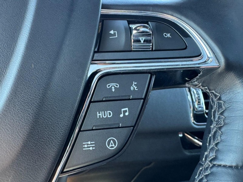Lincoln Navigator L Vehicle Full-screen Gallery Image 19