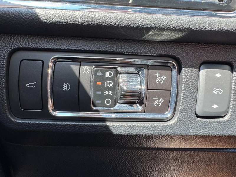 Lincoln Navigator L Vehicle Full-screen Gallery Image 22