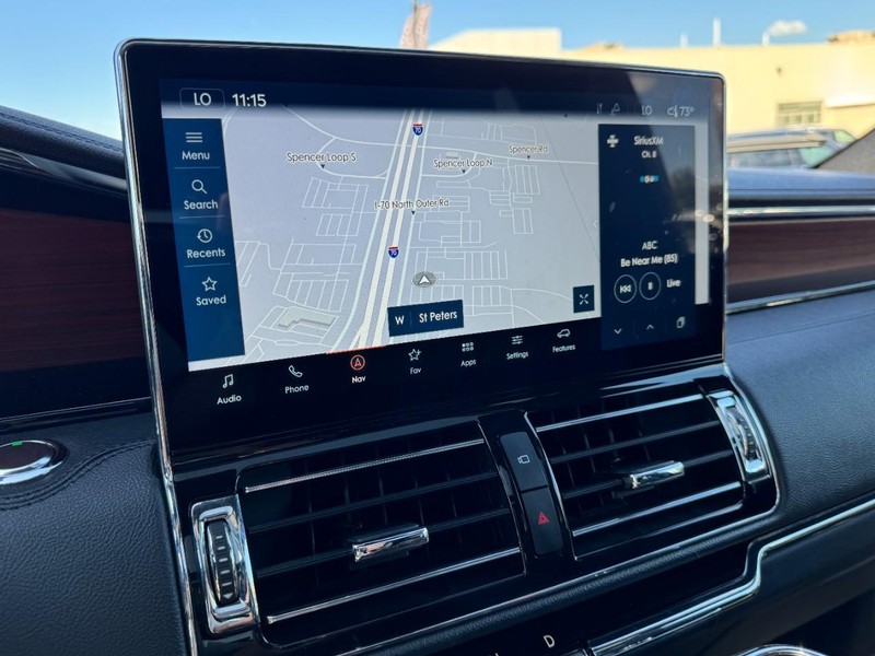Lincoln Navigator L Vehicle Full-screen Gallery Image 23