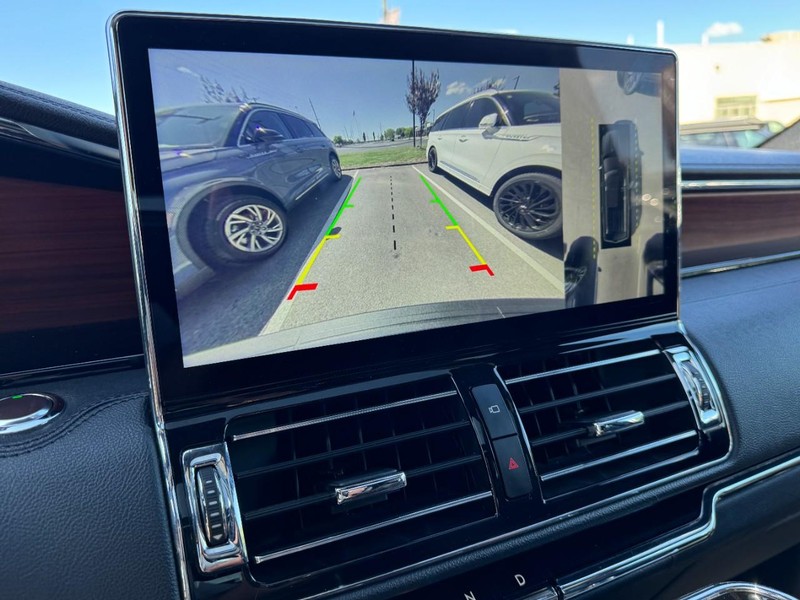 Lincoln Navigator L Vehicle Full-screen Gallery Image 24