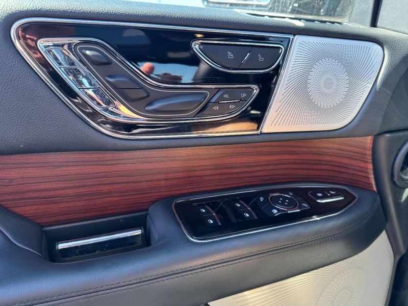 Lincoln Navigator L Vehicle Full-screen Gallery Image 25