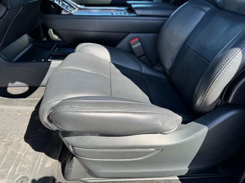 Lincoln Navigator L Vehicle Full-screen Gallery Image 26