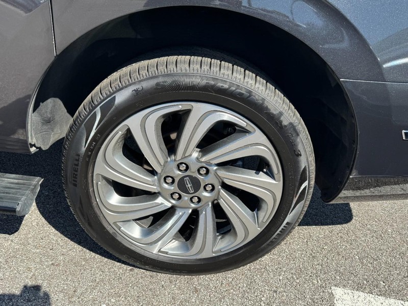 Lincoln Navigator L Vehicle Full-screen Gallery Image 27