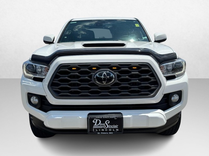 Toyota Tacoma 4WD Vehicle Full-screen Gallery Image 02
