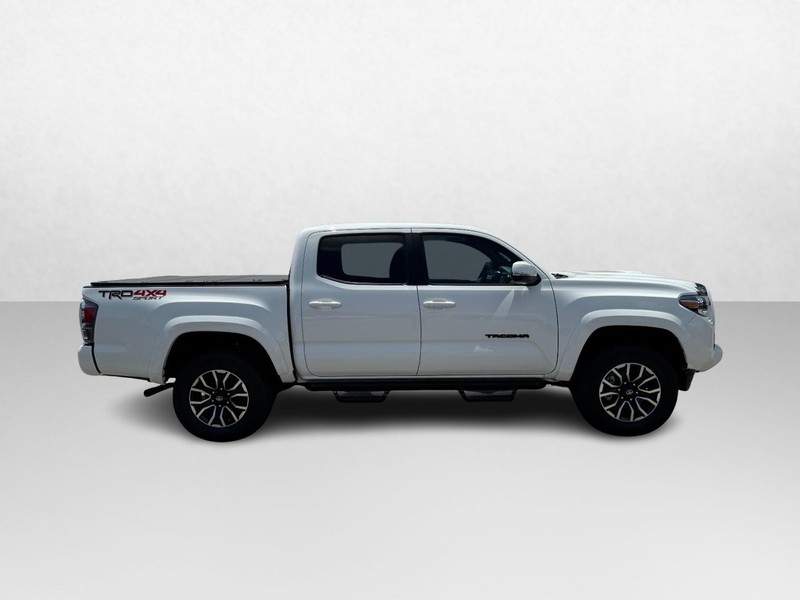 Toyota Tacoma 4WD Vehicle Full-screen Gallery Image 04
