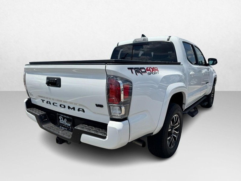 Toyota Tacoma 4WD Vehicle Full-screen Gallery Image 05