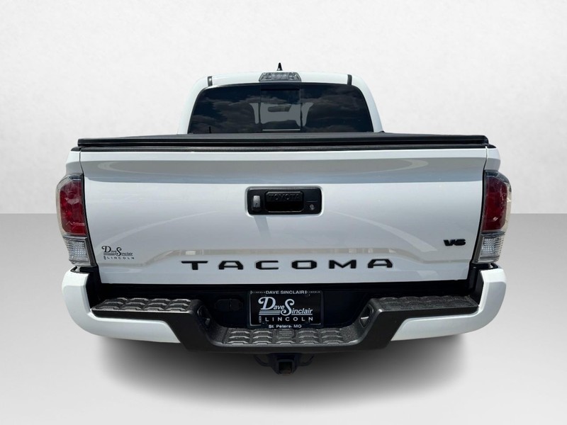 Toyota Tacoma 4WD Vehicle Full-screen Gallery Image 06