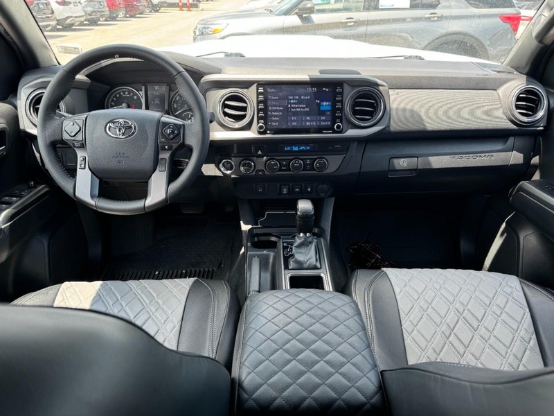 Toyota Tacoma 4WD Vehicle Full-screen Gallery Image 09