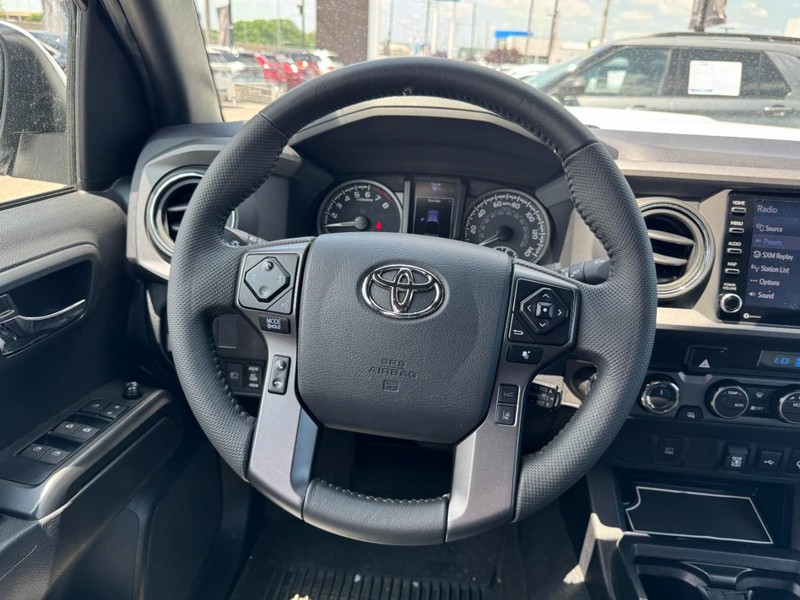Toyota Tacoma 4WD Vehicle Full-screen Gallery Image 10