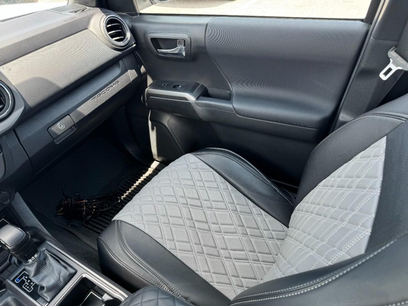 Toyota Tacoma 4WD Vehicle Full-screen Gallery Image 11