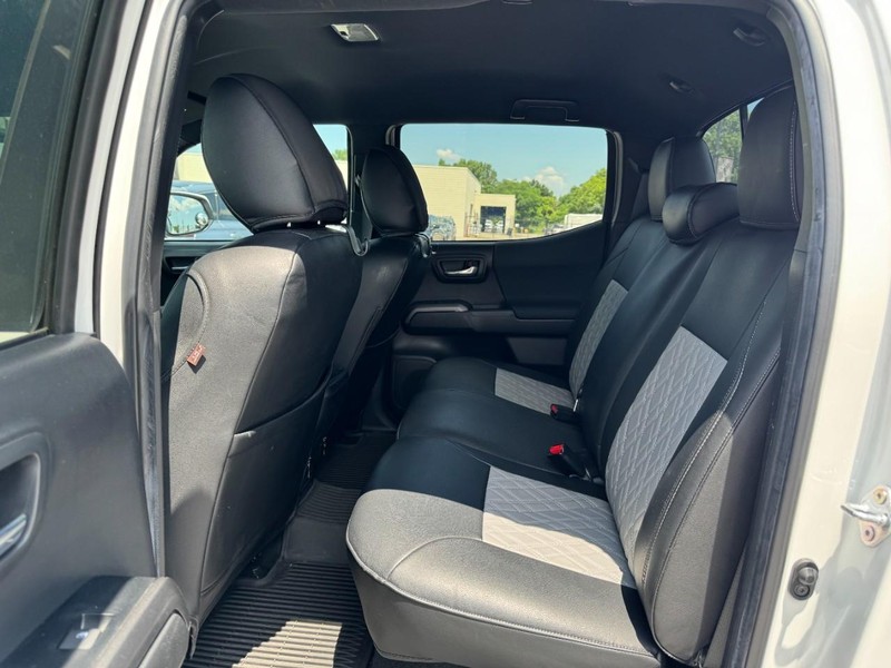 Toyota Tacoma 4WD Vehicle Full-screen Gallery Image 12