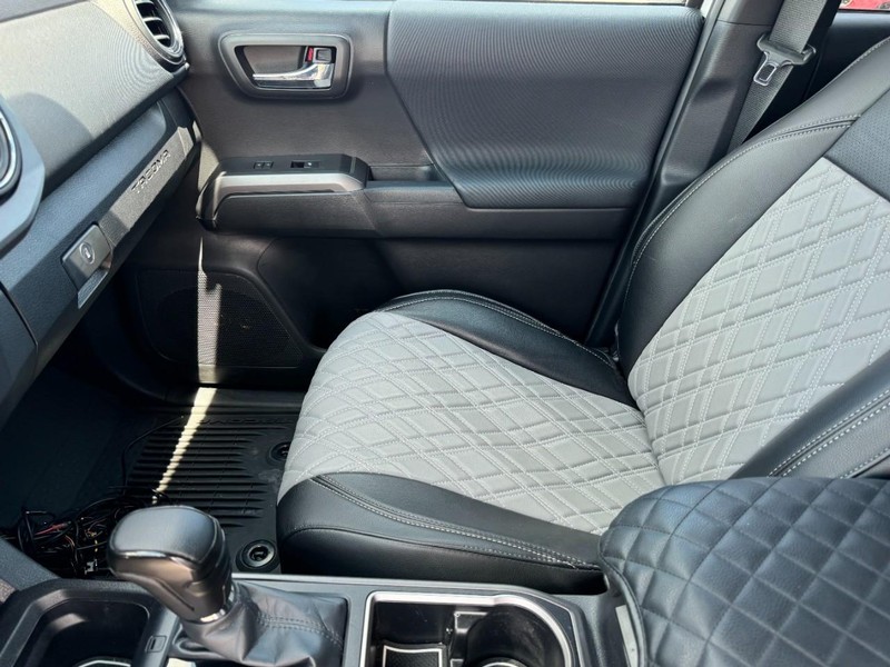 Toyota Tacoma 4WD Vehicle Full-screen Gallery Image 14