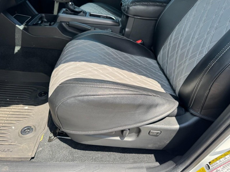 Toyota Tacoma 4WD Vehicle Full-screen Gallery Image 15