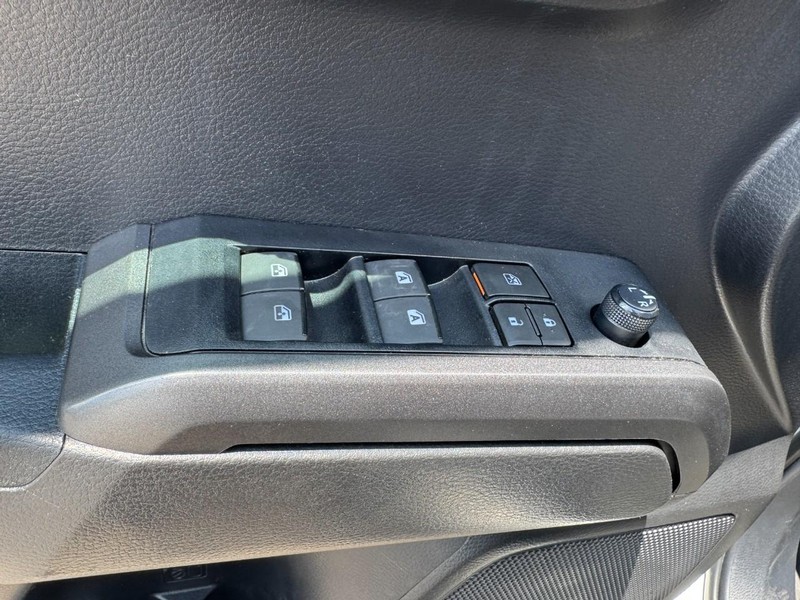 Toyota Tacoma 4WD Vehicle Full-screen Gallery Image 16