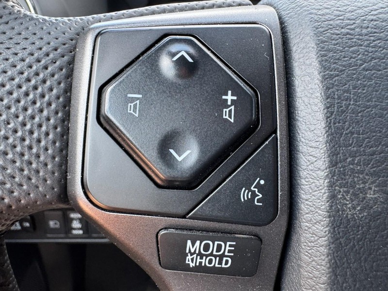 Toyota Tacoma 4WD Vehicle Full-screen Gallery Image 17