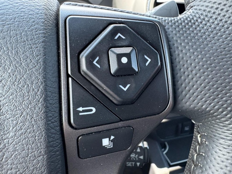 Toyota Tacoma 4WD Vehicle Full-screen Gallery Image 18