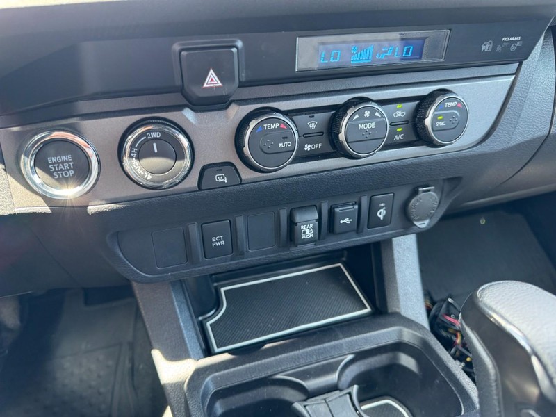 Toyota Tacoma 4WD Vehicle Full-screen Gallery Image 19