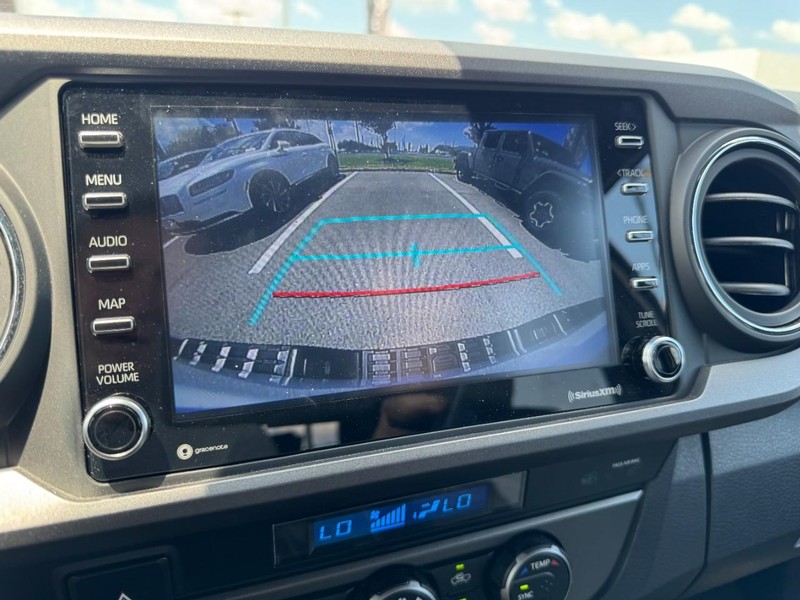 Toyota Tacoma 4WD Vehicle Full-screen Gallery Image 21