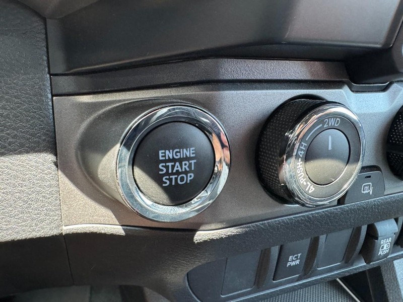 Toyota Tacoma 4WD Vehicle Full-screen Gallery Image 22