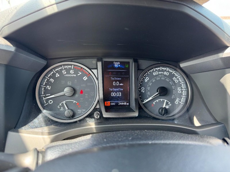 Toyota Tacoma 4WD Vehicle Full-screen Gallery Image 23