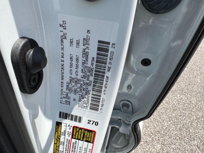 Toyota Tacoma 4WD Vehicle Full-screen Gallery Image 24