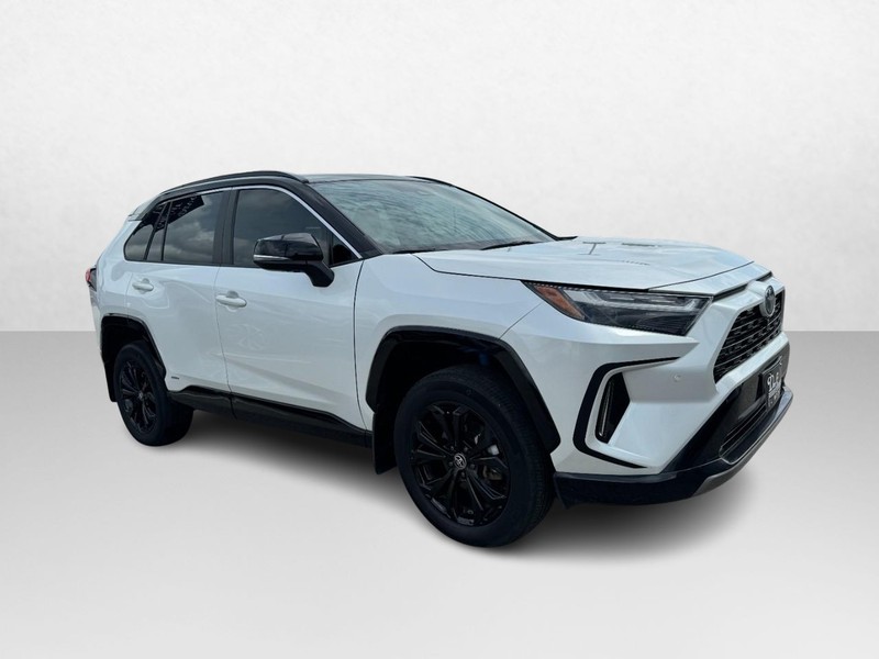Toyota RAV4 Hybrid Vehicle Full-screen Gallery Image 03