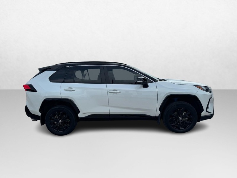 Toyota RAV4 Hybrid Vehicle Full-screen Gallery Image 04