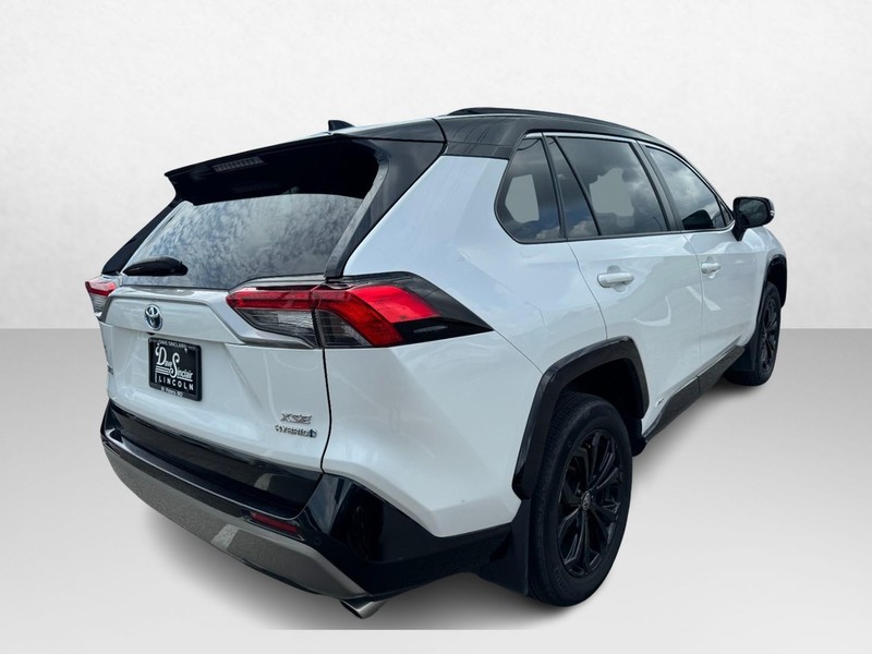 Toyota RAV4 Hybrid Vehicle Full-screen Gallery Image 05