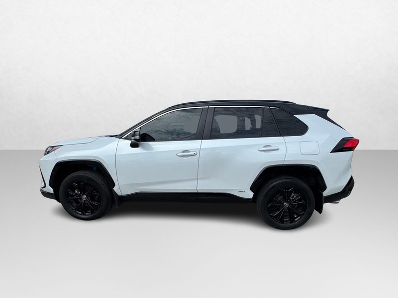 Toyota RAV4 Hybrid Vehicle Full-screen Gallery Image 08