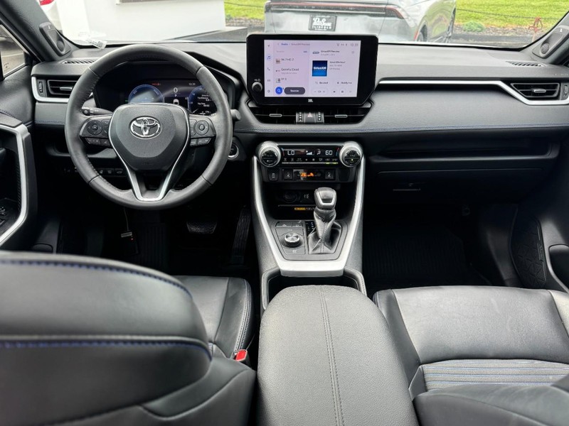 Toyota RAV4 Hybrid Vehicle Full-screen Gallery Image 09
