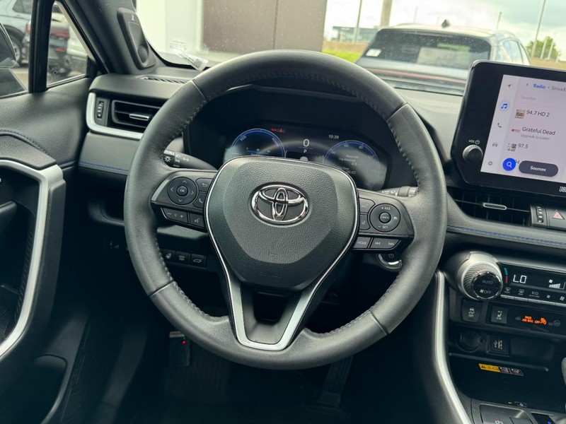 Toyota RAV4 Hybrid Vehicle Full-screen Gallery Image 10