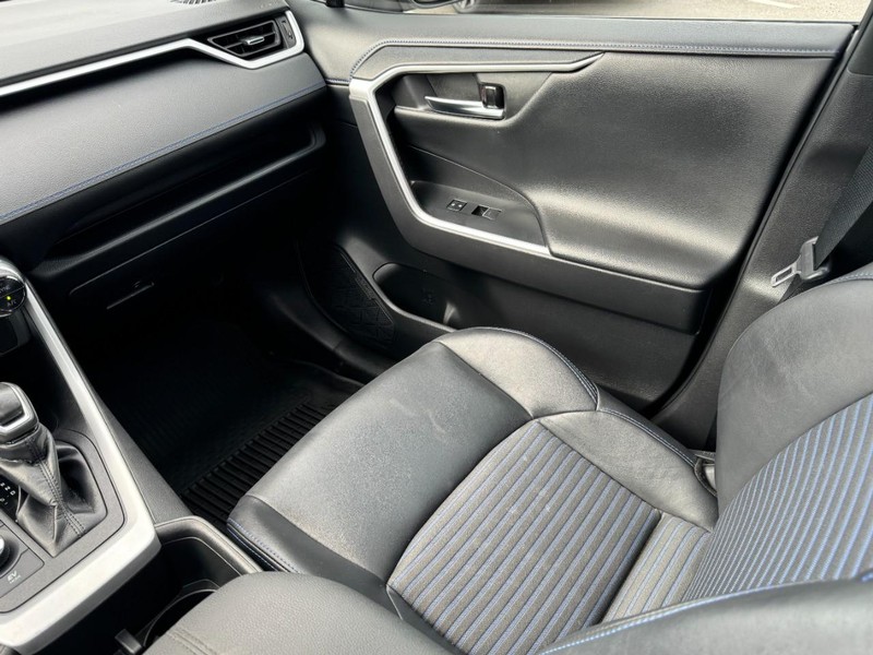 Toyota RAV4 Hybrid Vehicle Full-screen Gallery Image 11