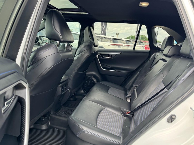 Toyota RAV4 Hybrid Vehicle Full-screen Gallery Image 12