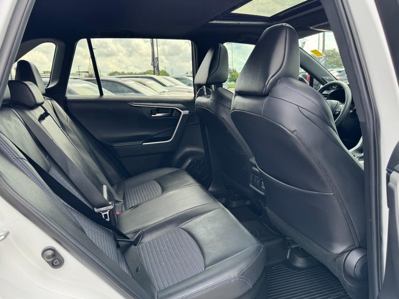 Toyota RAV4 Hybrid Vehicle Full-screen Gallery Image 13