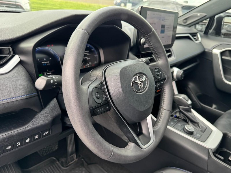 Toyota RAV4 Hybrid Vehicle Full-screen Gallery Image 15