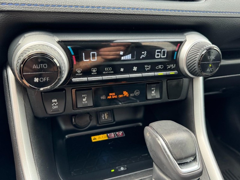Toyota RAV4 Hybrid Vehicle Full-screen Gallery Image 17