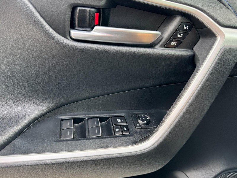 Toyota RAV4 Hybrid Vehicle Full-screen Gallery Image 25