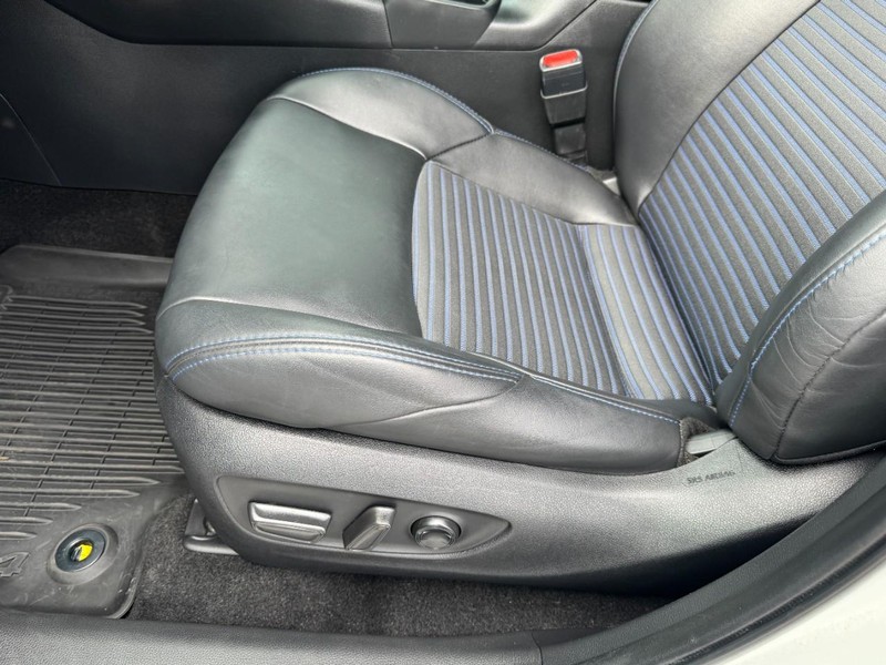 Toyota RAV4 Hybrid Vehicle Full-screen Gallery Image 26