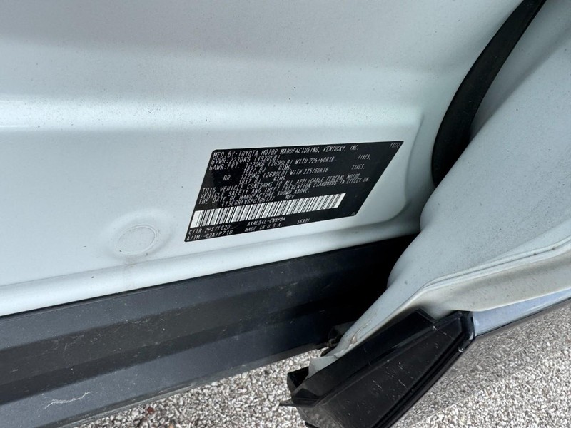 Toyota RAV4 Hybrid Vehicle Full-screen Gallery Image 28