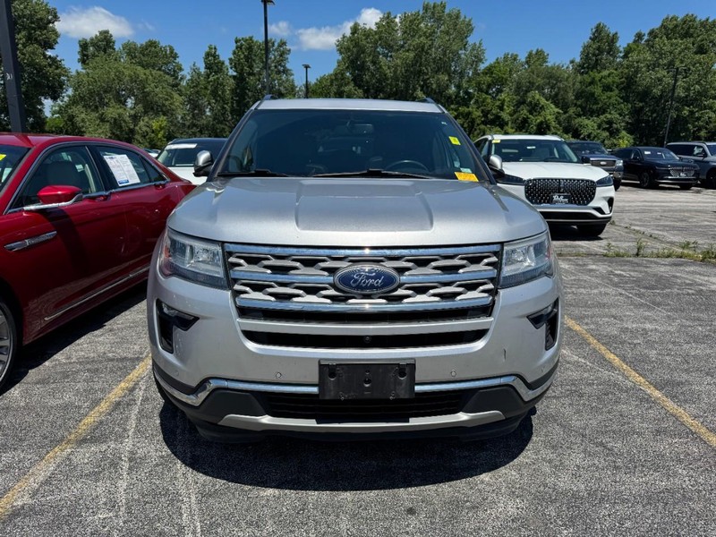 Ford Explorer Vehicle Full-screen Gallery Image 02