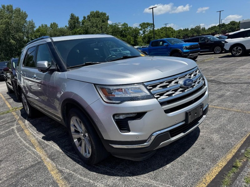 Ford Explorer Vehicle Full-screen Gallery Image 03