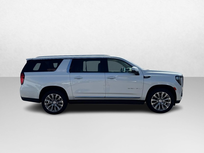 GMC Yukon XL Vehicle Full-screen Gallery Image 04