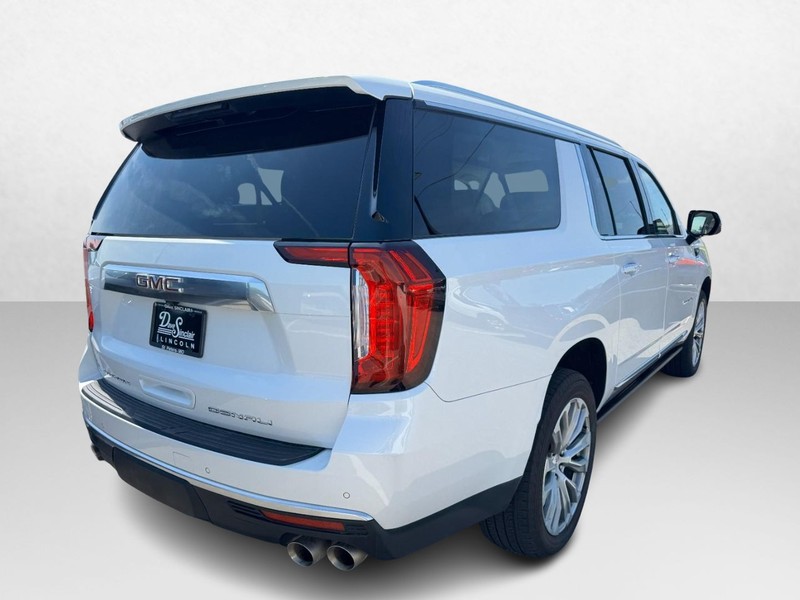 GMC Yukon XL Vehicle Full-screen Gallery Image 05