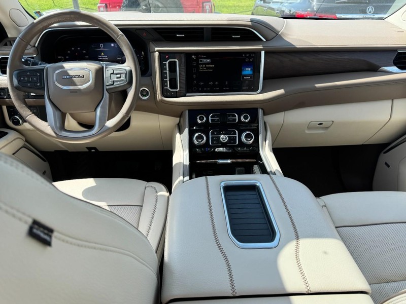GMC Yukon XL Vehicle Full-screen Gallery Image 09