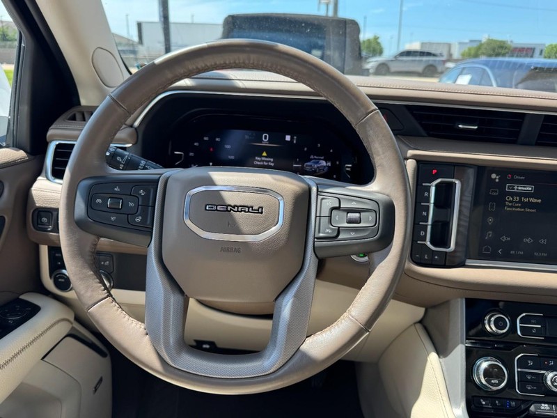 GMC Yukon XL Vehicle Full-screen Gallery Image 10