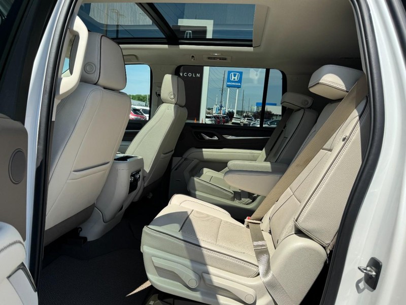 GMC Yukon XL Vehicle Full-screen Gallery Image 11