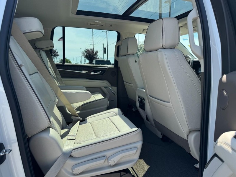 GMC Yukon XL Vehicle Full-screen Gallery Image 12