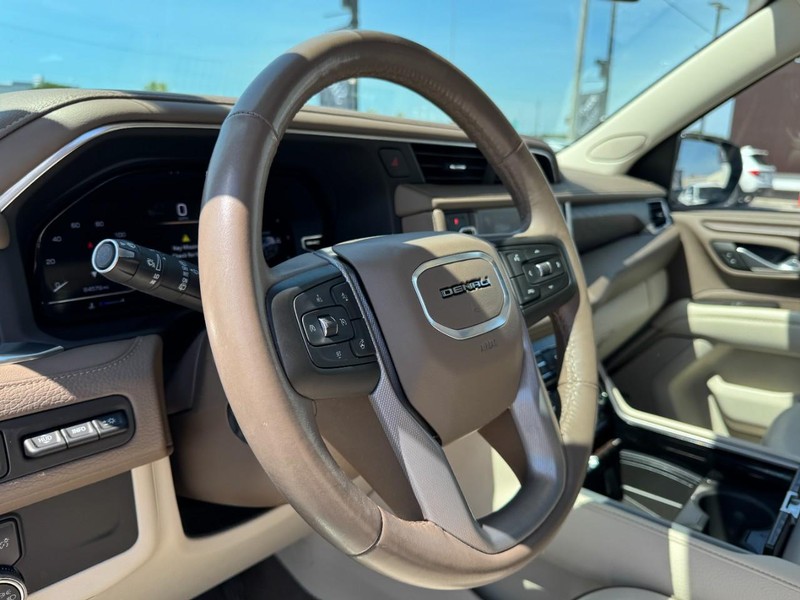 GMC Yukon XL Vehicle Full-screen Gallery Image 14