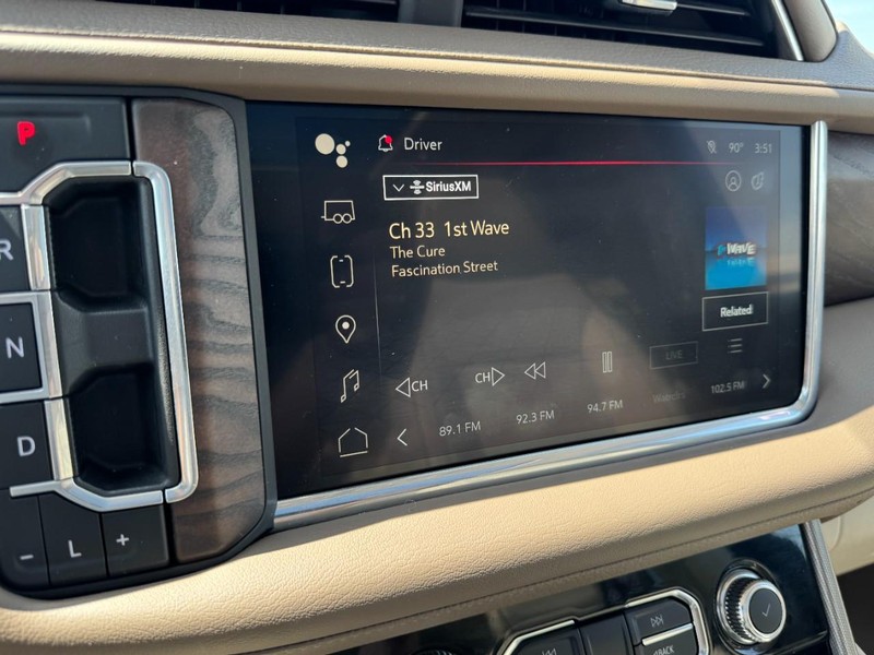 GMC Yukon XL Vehicle Full-screen Gallery Image 15